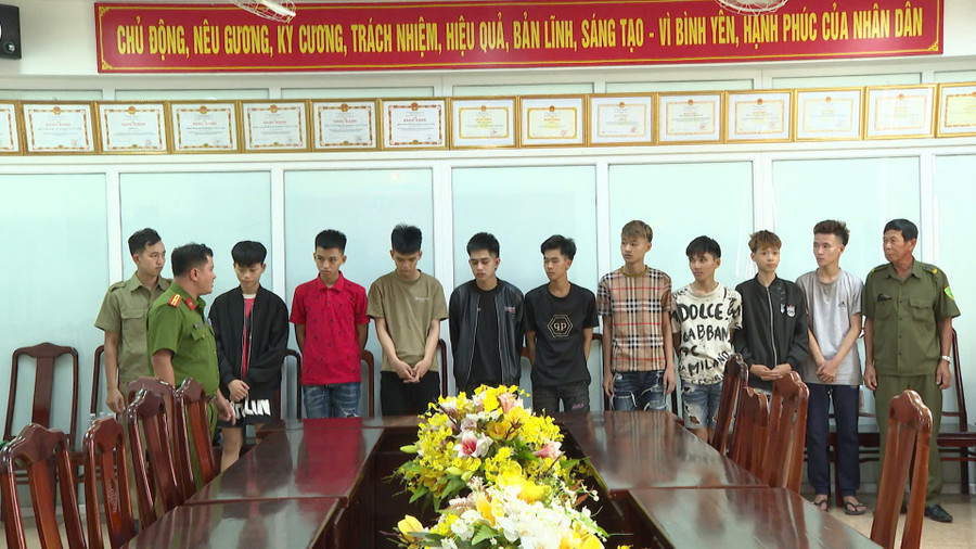 Công an TP Huế làm rõ vụ việc với nhóm thanh niên trên. (Ảnh: CACC) z6637944746190-ff1a54cc6995a6efc4e80320cbb5548d.jpg