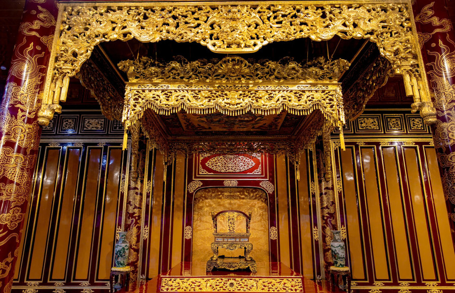Ngai vàng (khi chưa bị phá hoại), đế ngai và bửu tán tại Điện Thái Hòa - Đại Nội Huế. (Ảnh: Đình Hoàng). z6636328033314-0572b0fabb28e3872cbd76ef4ce48a0f.jpg