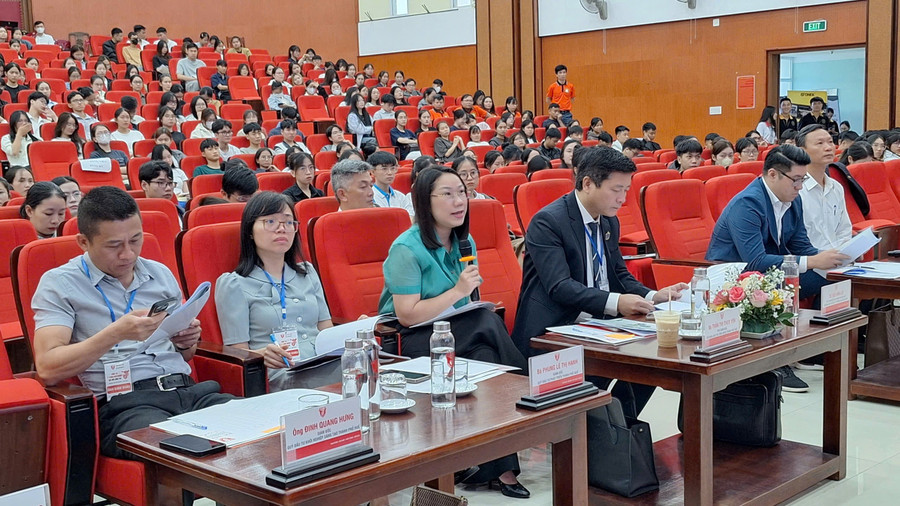 Ban Giám khảo đặt ra nhiều câu hỏi thực tế, sát sao và hóc búa. z7032179700878-31383ae8f1fb224f1cc31fe40657aab0.jpg