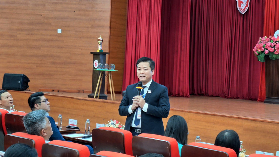 TS Bùi Văn Lợi, Phó Giám đốc phụ trách Đại học Huế phát biểu động viên các đội thi. z7032179675400-126bd4f8623f3f5b7c927c7500aeb2bb.jpg