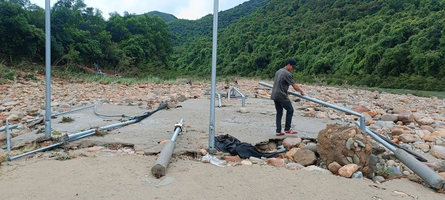 Hiện trường các hàng quán bị nước lũ cuốn trôi tại xã Phong Mỹ, thị xã Phong Điền, TP Huế. (Ảnh: B.T)