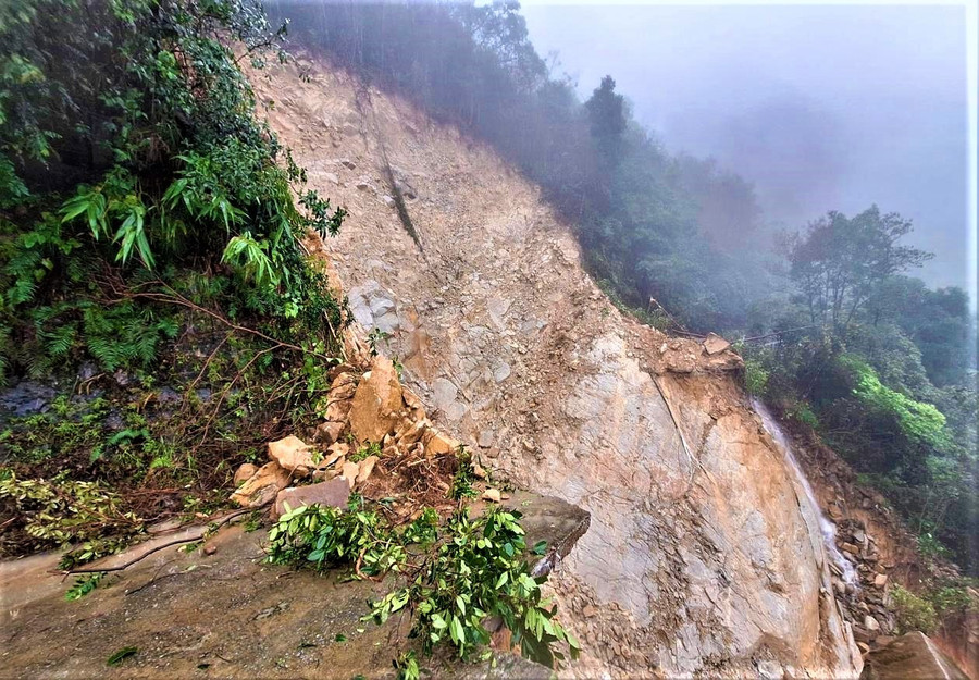 Đoạn sạt lở toàn bộ mái taluy dương, kè đá taluy âm và mặt đường gây chia cắt tại Vườn Quốc gia Bạch Mã, TP Huế. 