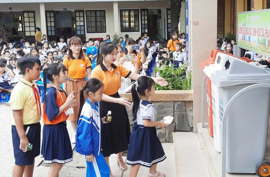Tuyên truyền, hướng dẫn cho học sinh về cách phân loại rác tại trường theo Bộ tiêu chí Trường học sinh thái ASEAN không rác thải nhựa.