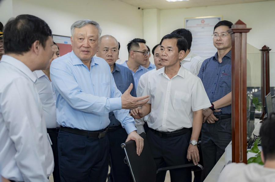 Phó Thủ tướng và đoàn làm việc đánh giá cao việc Huế chủ động tháo gỡ vướng mắc trong đẩy mạnh phân cấp, chuyển đổi số và xây dựng chính quyền địa phương 2 cấp vận hành hiệu quả. 2.jpg