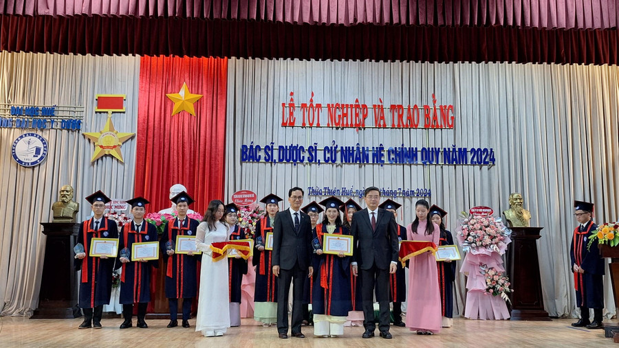 Lễ tốt nghiệp và trao bằng bác sĩ, dược sĩ, cử nhân hệ chính quy năm 2024 tại Trường ĐH Y - Dược, ĐH Huế. (Ảnh: Đại Dương)
