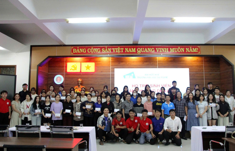 Trao gần 500 suất quà đến sinh viên Trường Đại học Sư phạm Huế bị ảnh hưởng lũ lụt lịch sử tại TP Huế.