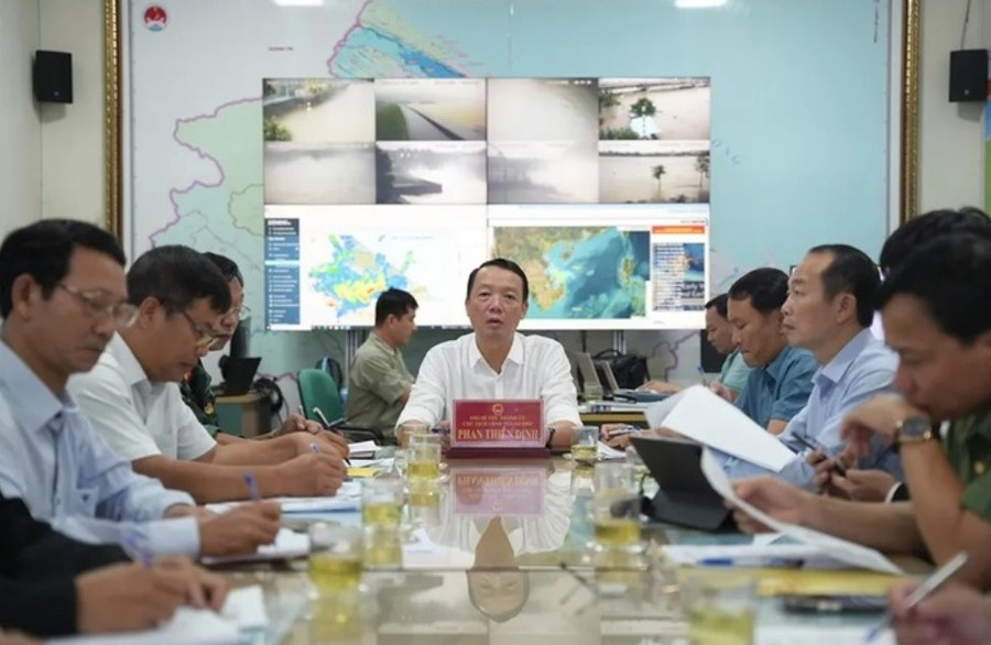 Chủ tịch UBND TP Huế làm việc với Ban Chỉ huy phòng thủ dân sự TP Huế trong đợt lũ 2025. 1.jpg