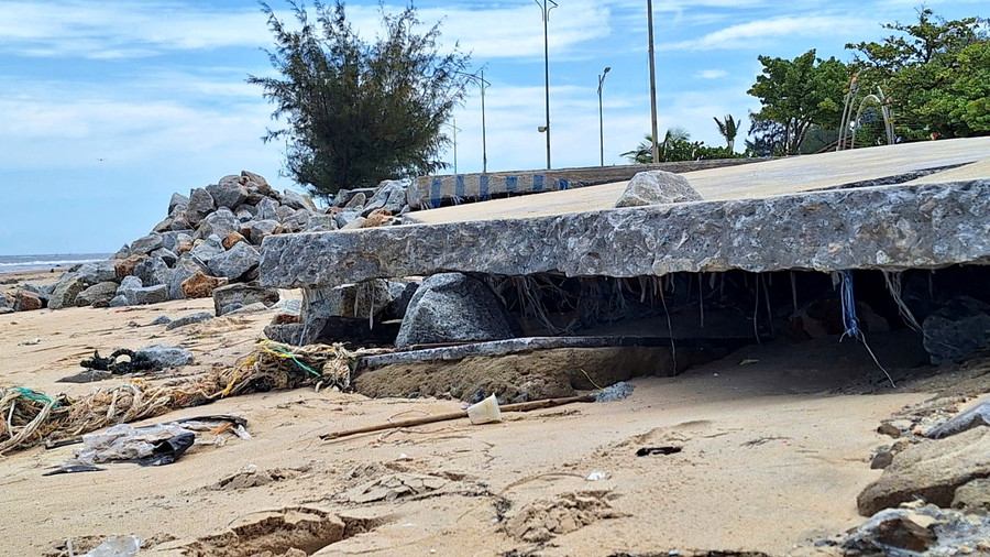 Xâm thực do sóng biển đã ảnh hưởng dịch vụ du lịch, công trình hạ tầng thiết yếu và nguy cơ mở cửa biển mới. z7065969868618-e635c47141dd9cb6d294f15a1ea28974.jpg