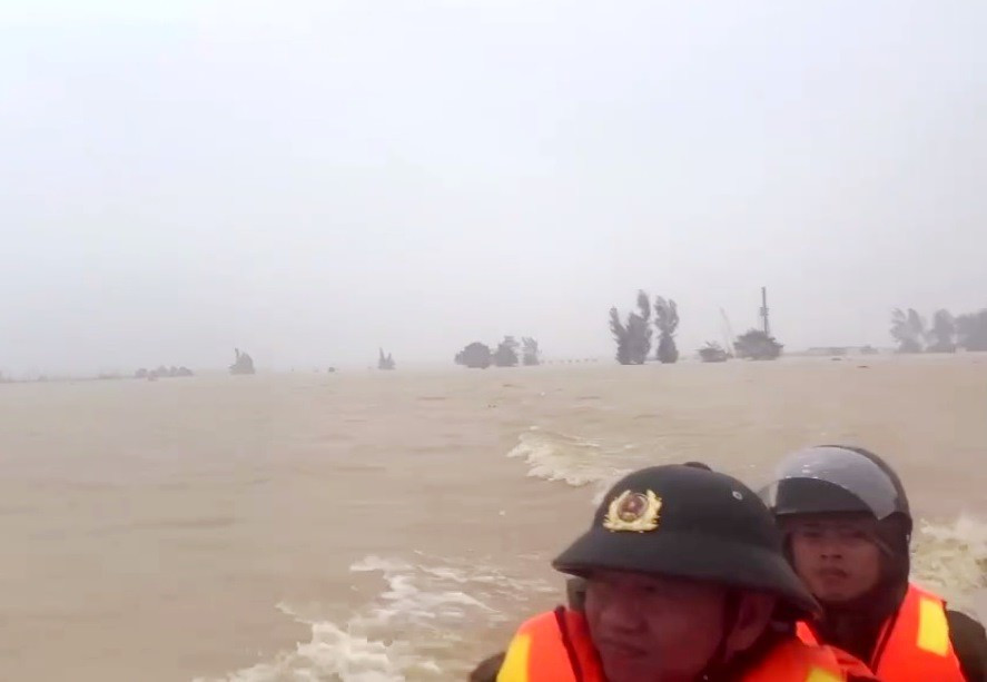 Các lực lượng chức năng TP Huế triển khai tìm kiếm, cứu hộ người dân trong trận lũ lịch sử từ 27-30/10.