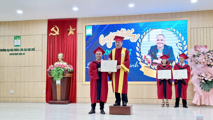 Trao bằng tiến sĩ đến các nghiên cứu sinh. (Ảnh: Đại Dương) 6-5568.jpg
