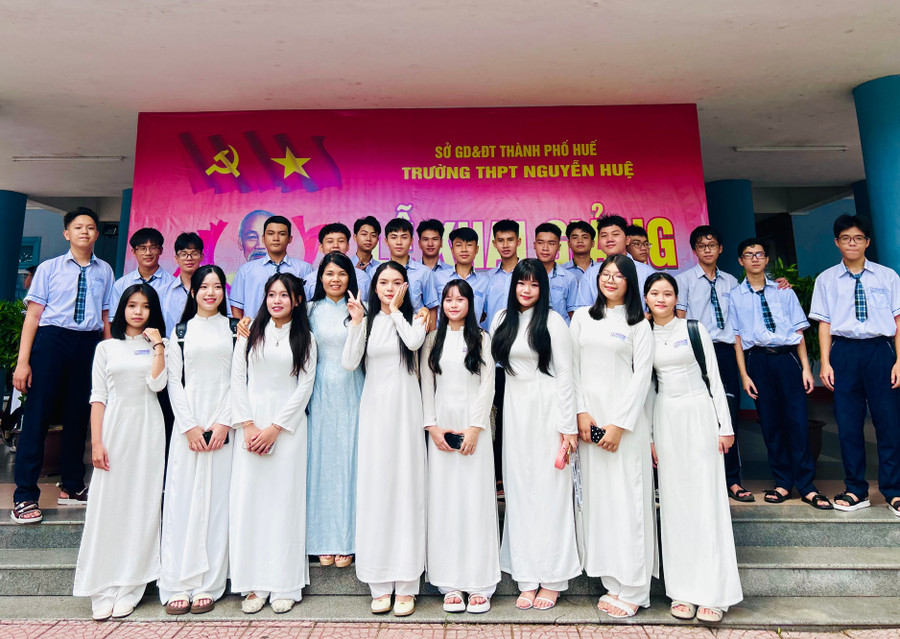 Nhà trường luôn chú trọng hướng đến giáo dục kiến thức, kỹ năng và lối ứng xử văn hoá cho học sinh. dca569d6-ccb8-4222-b488-c76f912c08dd.jpg