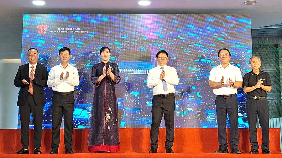 Lãnh đạo TP Huế, các Sở ban ngành và Đại học Huế bấm nút công bố 2 chương trình đào tạo mới trong lĩnh vực bán dẫn và kỹ thuật điện tử. (Ảnh: Đại Dương)