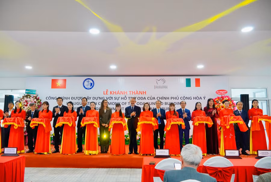 Lễ khánh thành Tòa nhà ODA Ý - công trình khám chữa bệnh kỹ thuật cao tại Bệnh viện Trường Đại học Y Dược Huế.