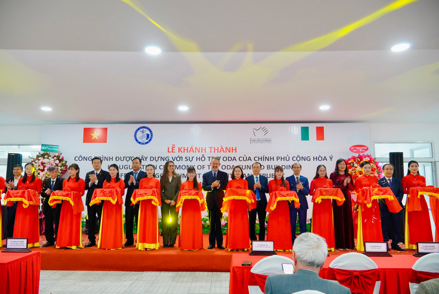 Lễ khánh thành Tòa nhà ODA Ý - công trình khám chữa bệnh kỹ thuật cao tại Bệnh viện Trường Đại học Y Dược Huế.