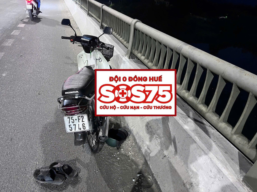 Chiếc xe và đôi dép trên cầu Tuần của người đàn ông nhảy cầu tự tử được anh Nguyễn Văn Phi dũng cảm cứu sống. (Ảnh: Đội 0 đồng Huế)
