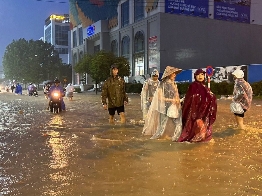 Các đường phố TP Huế chìm trong nước lũ vào tối 2/11.