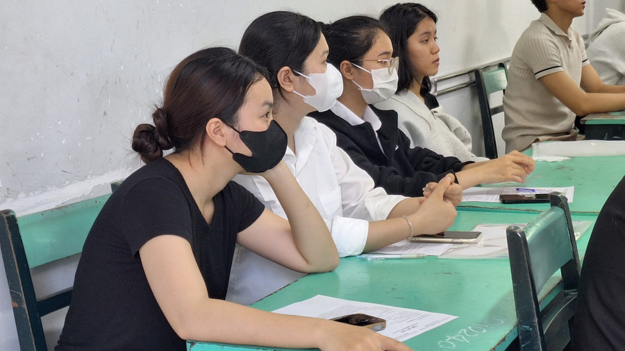 Thí sinh đeo khẩu trang để bảo vệ sức khỏe. 20250625-143422.jpg