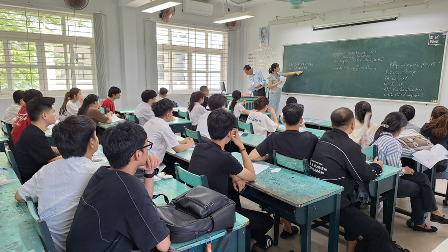 Các thí sinh tại TP Huế nghe phổ biến quy chế thi. 20250625-143315.jpg