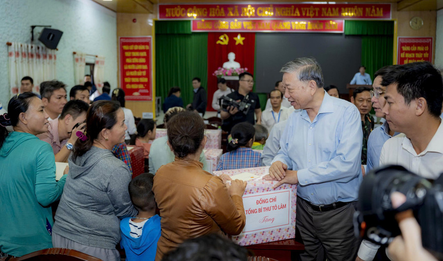 Nhiều người dân xã Quảng Điền, TP Huế vui mừng khi thấy Tổng Bí thư Tô Lâm về địa phương thăm hỏi, động viên. 4.jpg