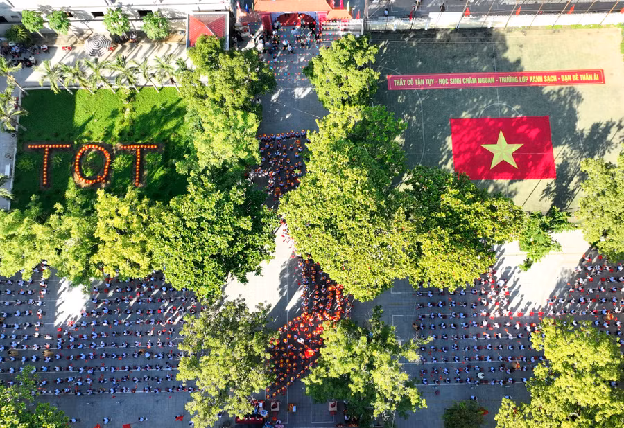Bản đồ tổ quốc Việt Nam ấn tượng và thiêng liêng được học sinh và thầy cô giáo Trường tiểu học Trần Quốc Toản, TP Huế xếp hình trong Lễ khai giảng.