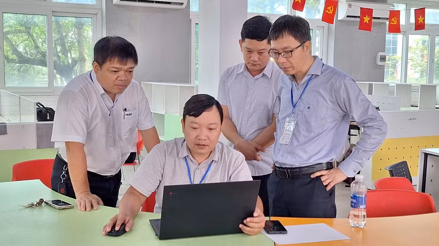 Ban tổ chức theo dõi diễn biến vòng thi sơ loại.