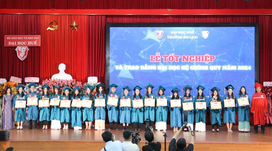 Trao bằng khen cho các sinh viên xuất sắc tốt nghiệp tại Trường Du lịch, Đại học Huế. (Ảnh: Đại Dương)