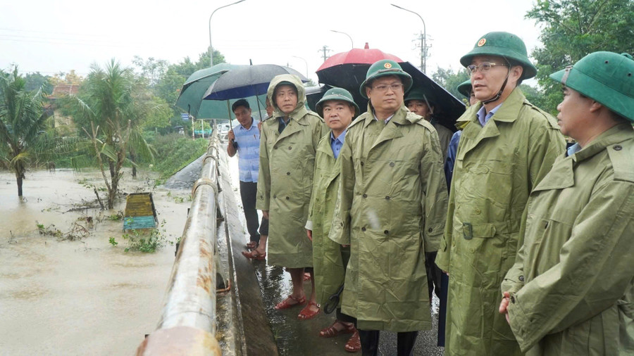 Ông Nguyễn Đình Trung, Bí thư Thành ủy Huế (thứ 2 từ phải sang) đi kiểm tra và chỉ đạo ứng phó lũ tại xã Đan Điền. z7160408251511-3275302339f803b4aeffc033ad4424ec.jpg