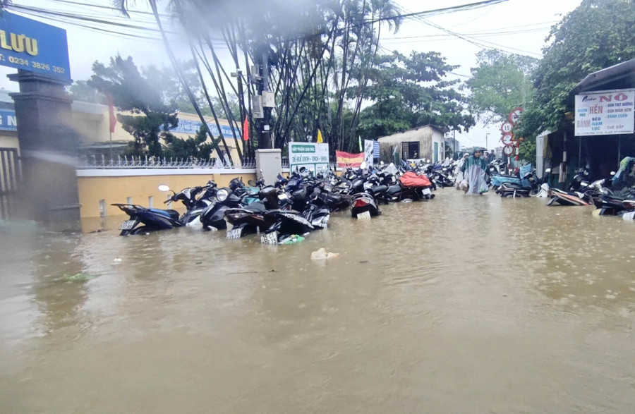 Các xe máy "lánh nạn" tại điểm trường tiểu học Phú Lưu, phường Vỹ Dạ bị nước lũ dâng lên ngập hơn nửa xe. z7160223353757-38ad03ab0663ca24a9f8259024c97e84.jpg