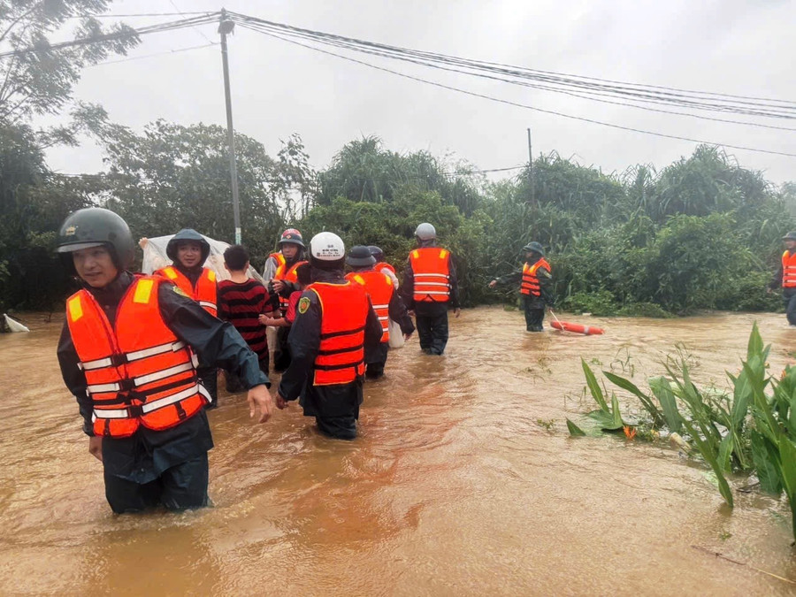 Công an tới các khu vực xung yếu giúp người dân. z7159217858296-1c2a6a2e446eb0b614d137e4e52b526a.jpg