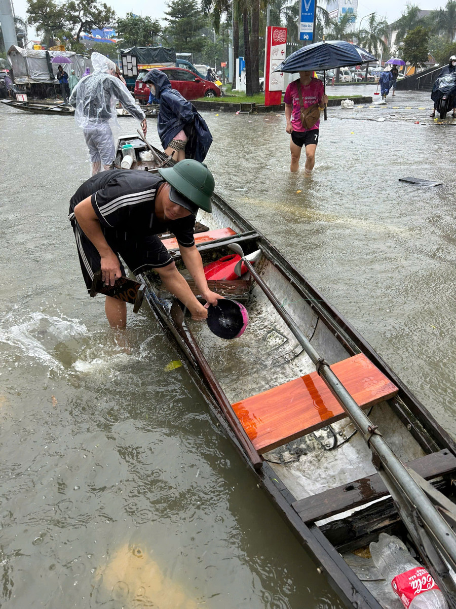 Khi nghe tin thành phố ngập, anh Lương Văn Hồng nhà ở khu vực Phú Mậu đã mang ghe theo dòng nước lên để hỗ trợ người dân đi lại. Anh Hồng cho biết, anh không ngại khó khăn, vất vả, cố gắng giúp được càng nhiều người càng tốt. z7159218948271-0ea3505187779a8808d5525ea1780a3c.jpg