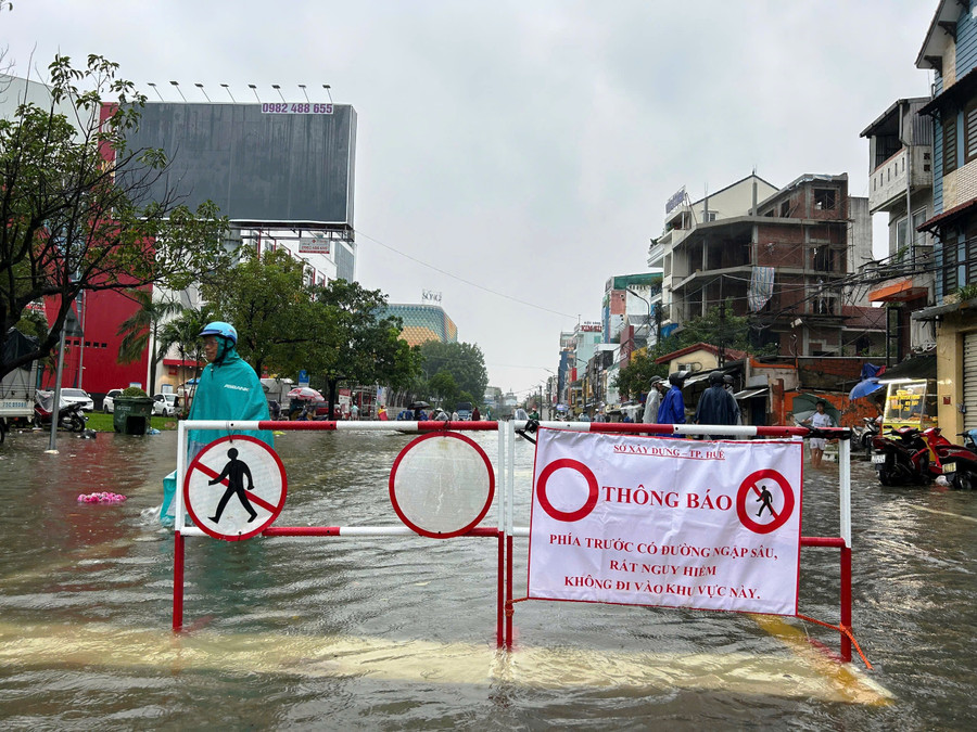 Nhiều tuyến phố tại trung tâm phường Thuận Hóa, phường Phú Xuân (TP Huế) nước lũ đã tràn bờ, gây ngập sâu trong sáng 27/10. z7159161013740-6ef256e6c3cb0db1f676b7d95b41398d.jpg