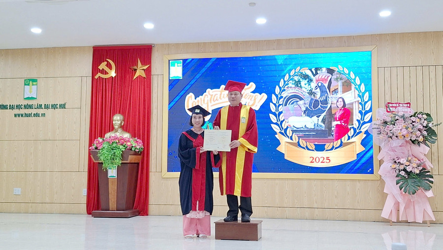 Có tổng cộng 18 học viên cao học được trao bằng thạc sĩ. 5-4507.jpg