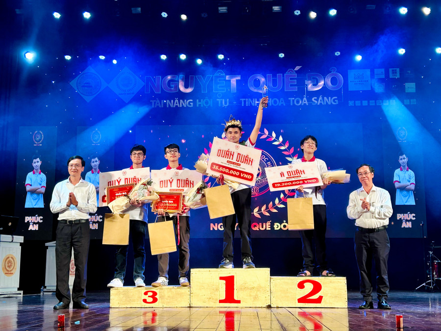 4 thí sinh dự thi chung kết Nguyệt Quế Đỏ VII tại Trường THPT chuyên Quốc Học Huế.