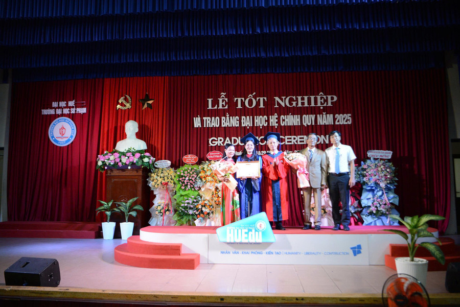 Lãnh đạo nhà trường trao tặng giấy khen và hoa chúc mừng sinh viên Bạch Thị Ngọc Trà là thủ khoa toàn khóa học. z6750508826185-a12b302c8d712d87f4c30bb34bd78a4a.jpg