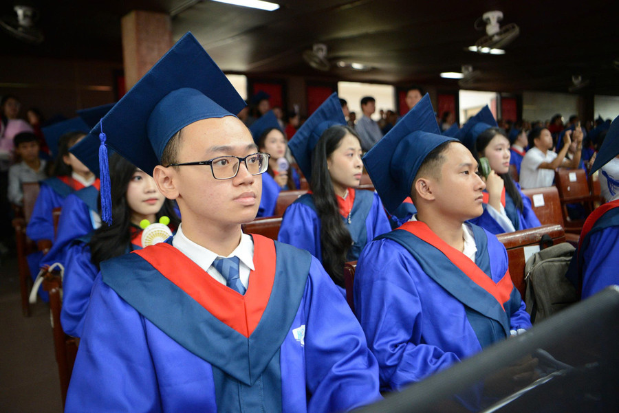 Giây phút lắng đọng và đầy tự hào trong Lễ tốt nghiệp của sinh viên Trường Đại học Sư phạm, Đại học Huế. z6750508677520-5ed5f31578070f49b17606d8197b7d4d.jpg