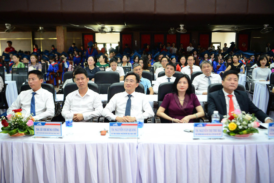 Khách mời, đại biểu tham dự chương trình. z6750508653952-a09ce527a30adaf920d19e89d4709757.jpg