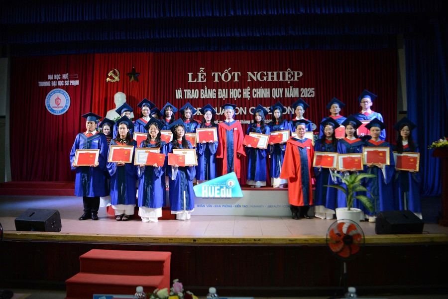 Ban Giám hiệu Trường Đại học Sư phạm, Đại học Huế chụp ảnh cùng thủ khoa trường và thủ khoa các ngành.