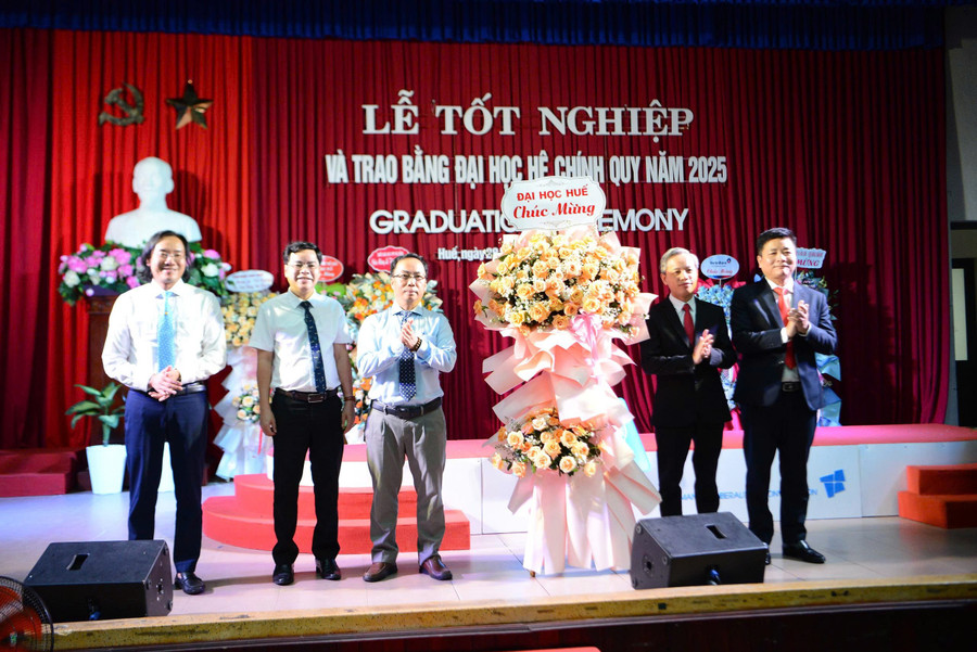 Đại học Huế tặng hoa chúc mừng Lễ tốt nghiệp. z6750508650474-10f392df4805883064d2be7e3e9d32cf.jpg