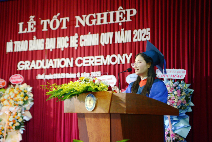 Thủ khoa toàn khoá học phát biểu tại Lễ tốt nghiệp. z6750508647045-3feb0f4683ebbc8a03b8c575707c9d57.jpg