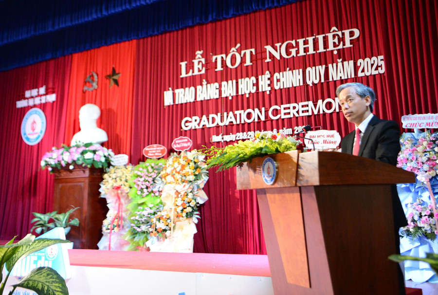 Tiến sĩ Lê Hồ Sơn – Hiệu trưởng Trường Đại học Sư phạm, Đại học Huế phát biểu tại buổi lễ. z6750508610618-c643c5cf6fb620d899710e5aa736aeb1.jpg