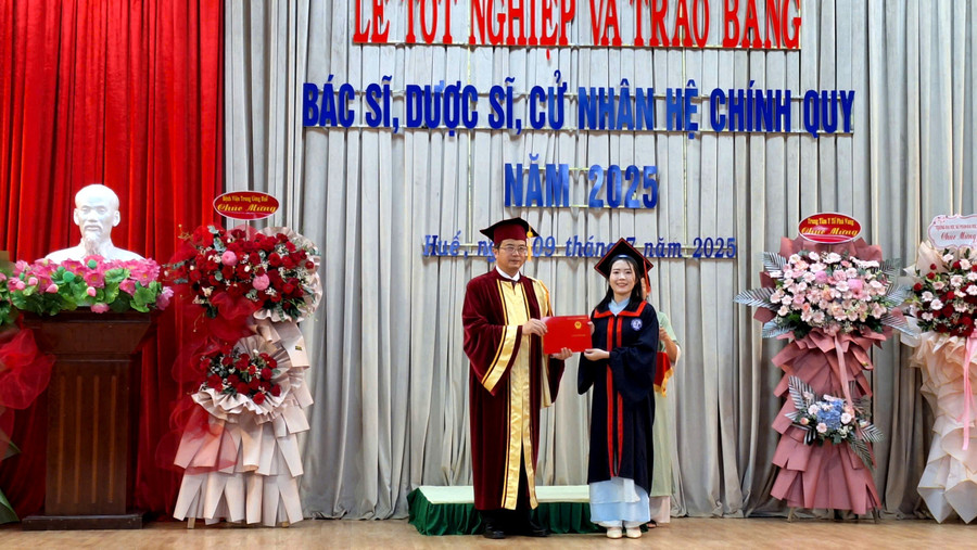 Trao bằng tốt nghiệp cho các sinh viên ra trường. (Ảnh: Đại Dương) z6787150730806-7ed26d5db4d55783fe5ece275c6d9bbc.jpg