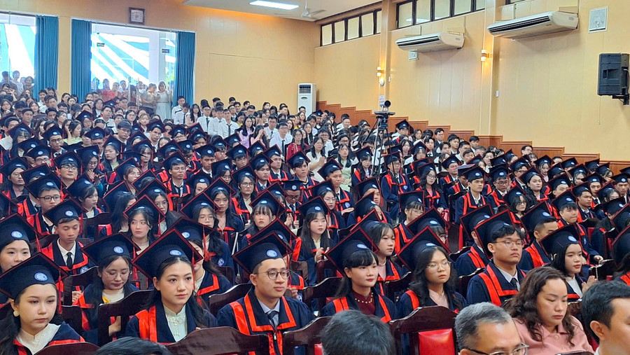 Các tân bác sĩ Trường Đại học Y - Dược, Đại học Huế tại buổi lễ tốt nghiệp. z6787151405077-6035361114e9f80d25f3b737f5a8b204.jpg