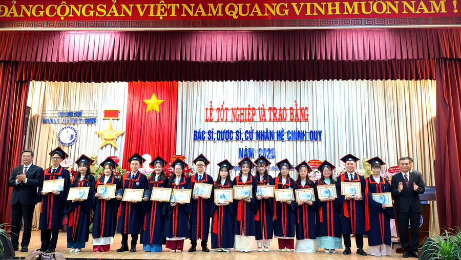 Khen thưởng toàn khóa cho các sinh viên xuất sắc. z6787150953926-383fbc8e5c8f3a78c5009bc974b505dc.jpg