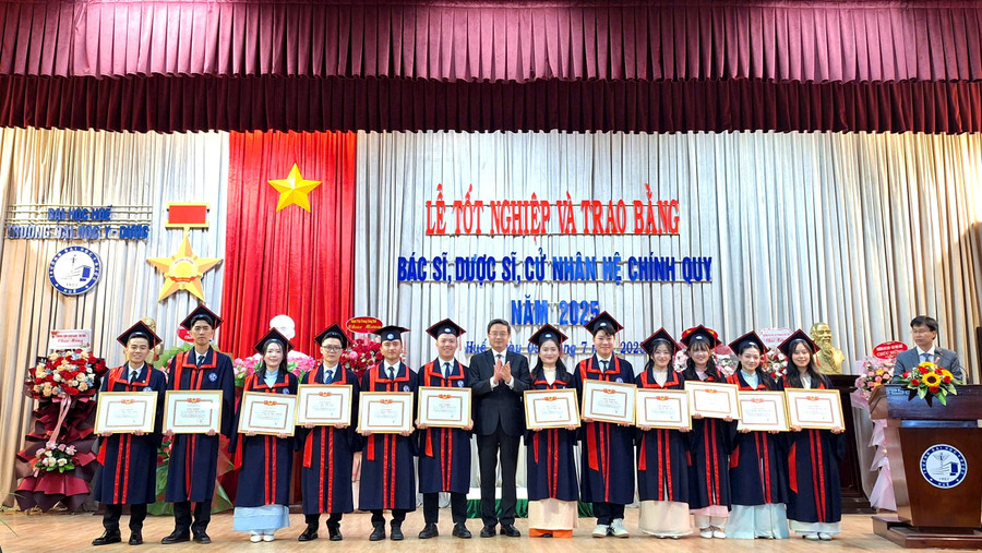 Khen thưởng khuyến khích tài năng Đại học Huế cho các tân bác sĩ. z6787150979928-309d925597822d1c7582cb5e31c62cd5.jpg