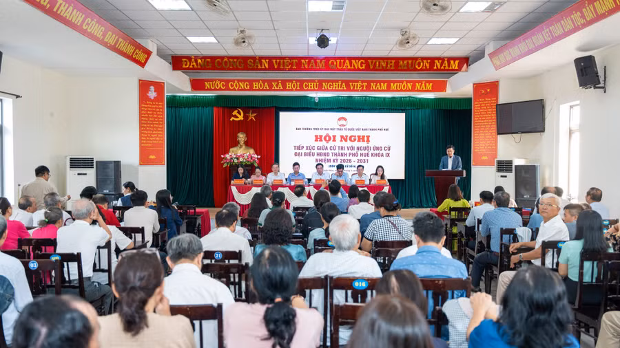 Buổi tiếp xúc cử tri tại phường Thuận Hóa, TP Huế, thuộc đơn vị bầu cử số 6 có ứng cử viên Nguyễn Khắc Toàn, Chủ tịch UBND TP Huế.