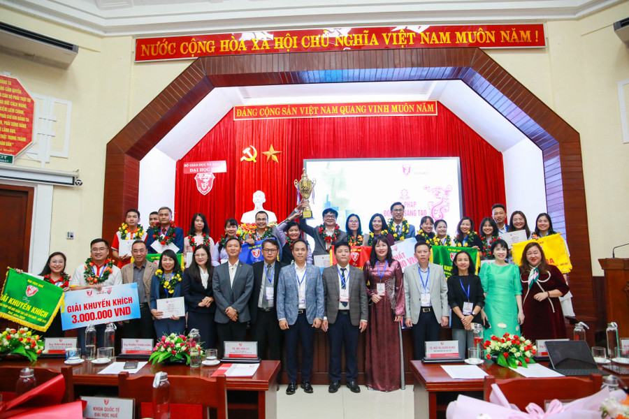 Ban giám khảo chụp ảnh lưu niệm cùng các đội thi tại Vòng chung kết. (Ảnh: Hoàng Hải)