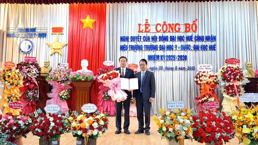 Trao Nghị quyết công nhận Hiệu trưởng Trường Đại học Y - Dược, Đại học Huế nhiệm kỳ 2025-2030 cho GS.TS Nguyễn Vũ Quốc Huy (trái).