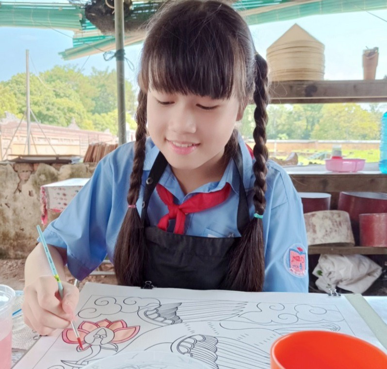 Nhiều học sinh tìm thấy niềm cảm hứng về nghệ thuật và di sản qua các giờ học GDDS cùng nữ chuyên gia phục chế Andrea Teufel. untitled8.jpg