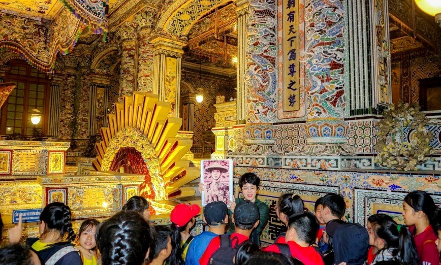 Học sinh tìm hiểu văn hóa cung đình Huế tại lăng vua Khải Định. untitled2.jpg