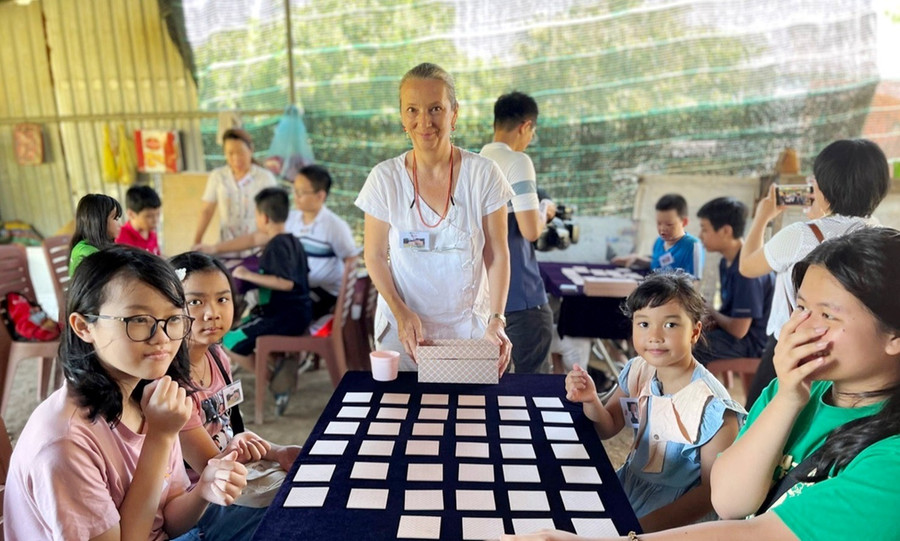 Chuyên gia phục chế Andrea Teufel cùng học sinh trong 1 giớ học GDDS. untitled-4838.jpg